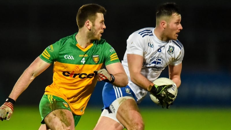 Dessie Ward of Monaghan (R) evades Eoghan Bán Gallagher.