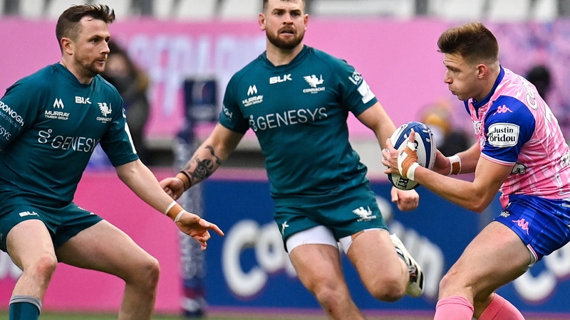 Jack Carty (left) closes down Léo Barre