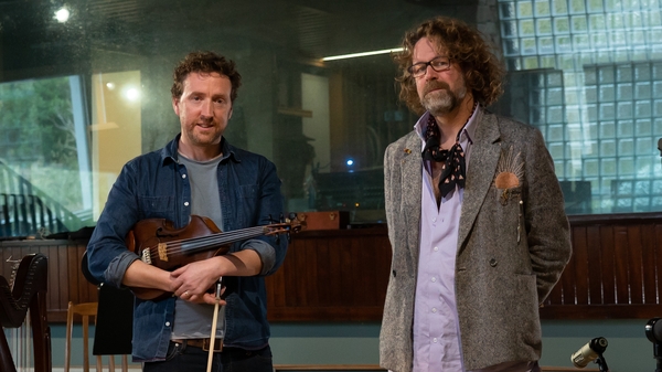 Féach: Colm Mac Con Iomaire ar Chuan an Cheoil ar RTÉ RnaG