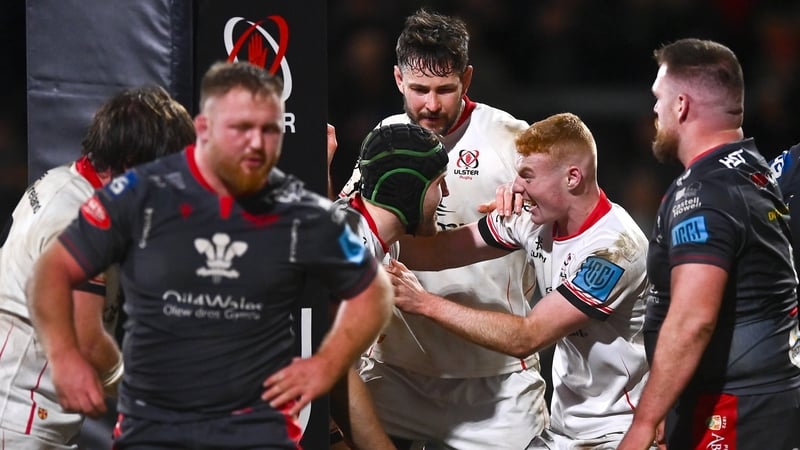 Angus Curtis (c) celebrates his try