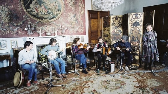 De Dannan and Maura O'Connell at Bantry House, County Cork (1981). Photo by Mary Lee 2325/064