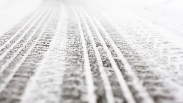 Warning of difficult driving conditions in the icy weather
