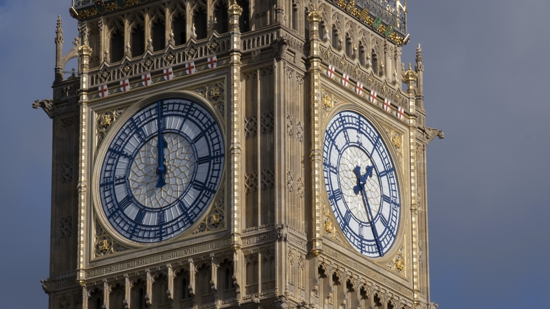 Cúrsaí ina stad i Westminster, idir chlog Big Ben agus reachtaíocht Ghaeilge