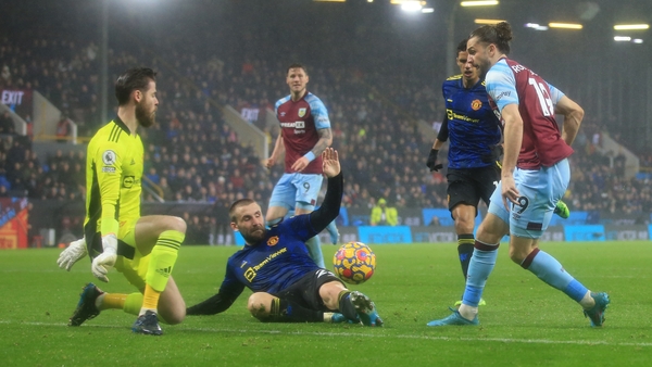 Jay Rodriguez beats David de Gea to equalise for Burnley