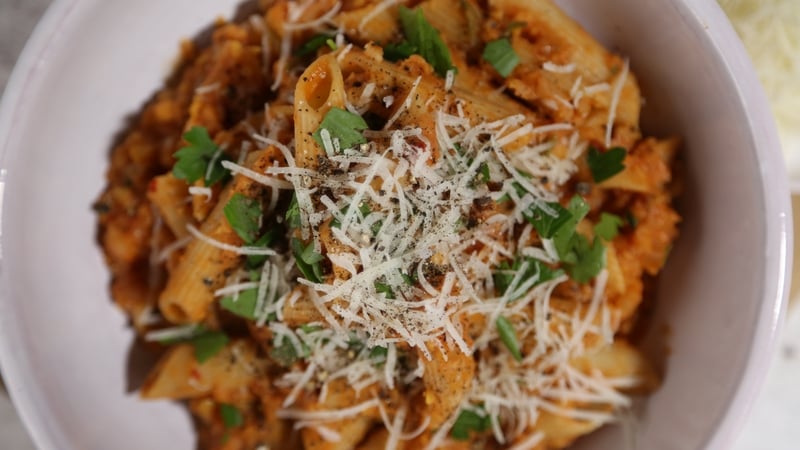 Each serving contains approximately 550 kcal.