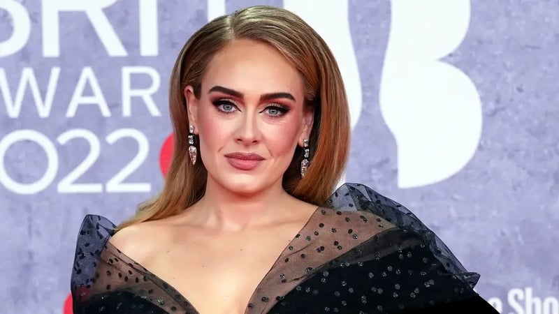 Experts talk us through the singer's glamorous red carpet make-up.