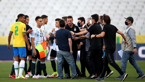 Health authorities argue with Head coach of Argentina Lionel Scaloni (C) and players of Brazil and Argentina