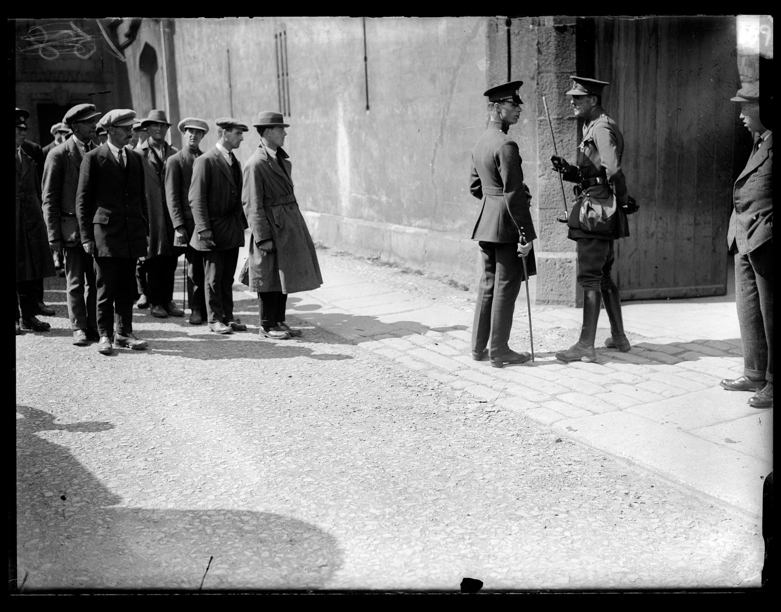 New recruits arrive at Dublin Castle. Image: RTÉ Photographic Archive, Cashman Collection
