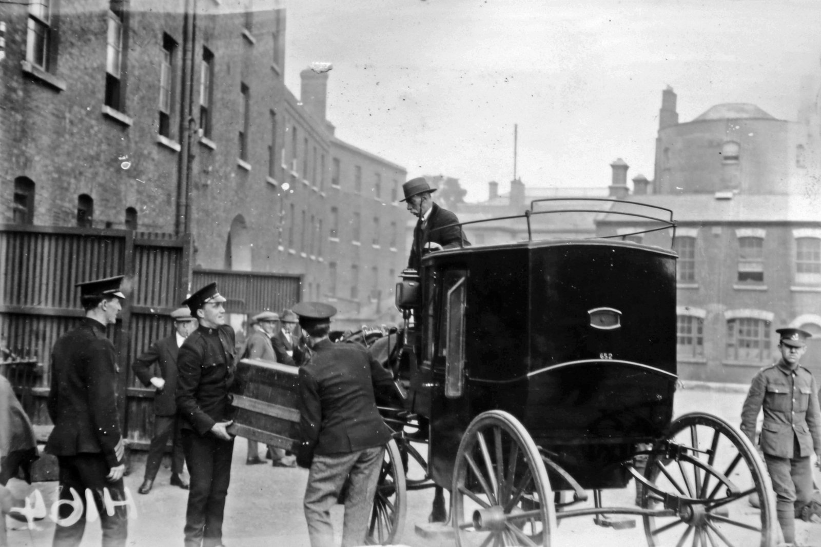 Cab being loaded outside Ship Street Barracks by RIC men. Image: Images: Cashman Collection, RTÉ Archive/Getty Images