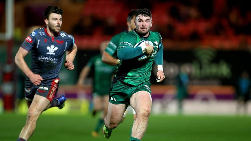 Sam Arnold runs in a Connacht try