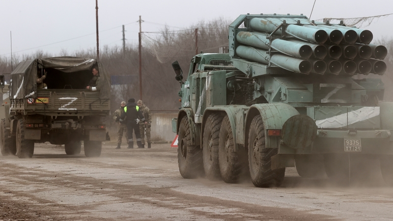 Fórsaí na Rúise ag teacht aneas as an gCrimé le Úcráin a ionsaí