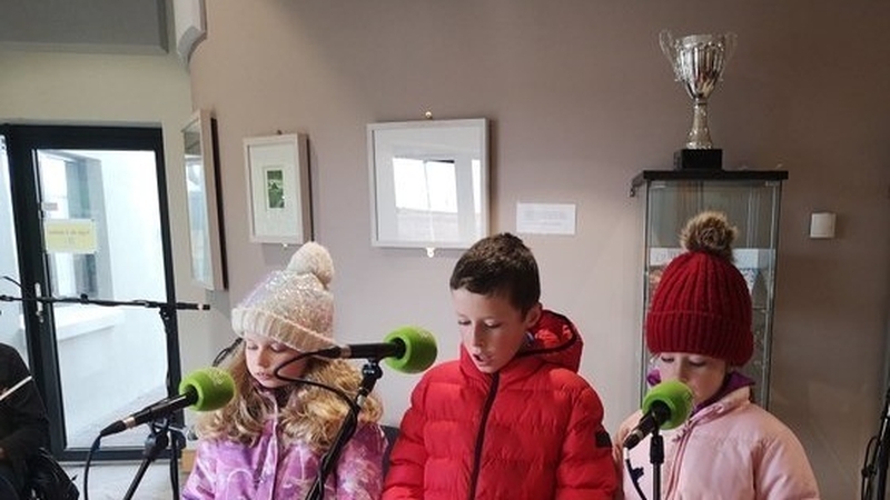 Hataí, cótaí agus canadh in Iarthar Duibhneach, siar ón Daingean.