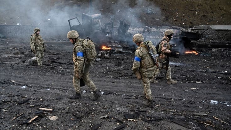 Ukrainian soldierss collect unexploded shells after fighting with Russian raiding group in the Ukrainian capital of Kyiv. Photo: Sergei Supinsky/AFP/ Getty Images