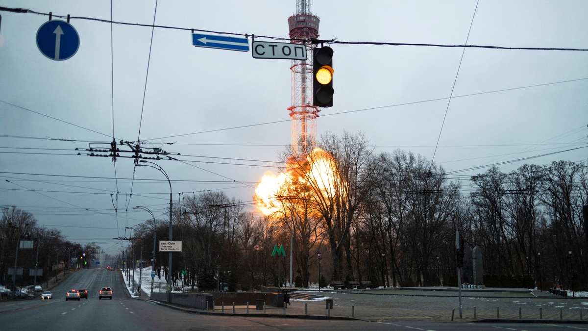 Chaos in Kyiv as Russian troops advance on capital
