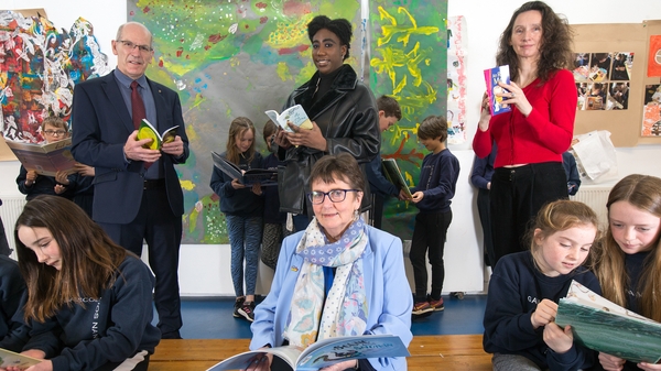 55,000 leabhar i nGaeilge curtha go scoileanna na tíre