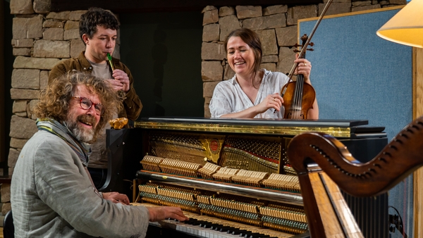 FÉACH: Maitiú Ó Casaide agus Róisín Chambers ar Chuan an Cheoil