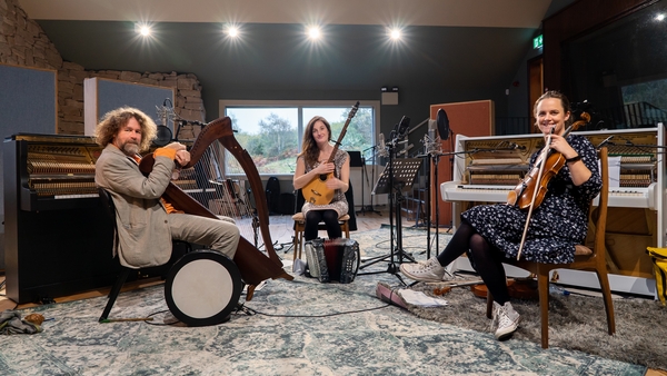 FÉACH:Méabh Ní Bheaglaoich, Niamh Varian-Barry ar Chuan an Cheoil