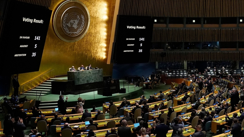 Delegates clap at the UN General Assembly Emergency session in New York