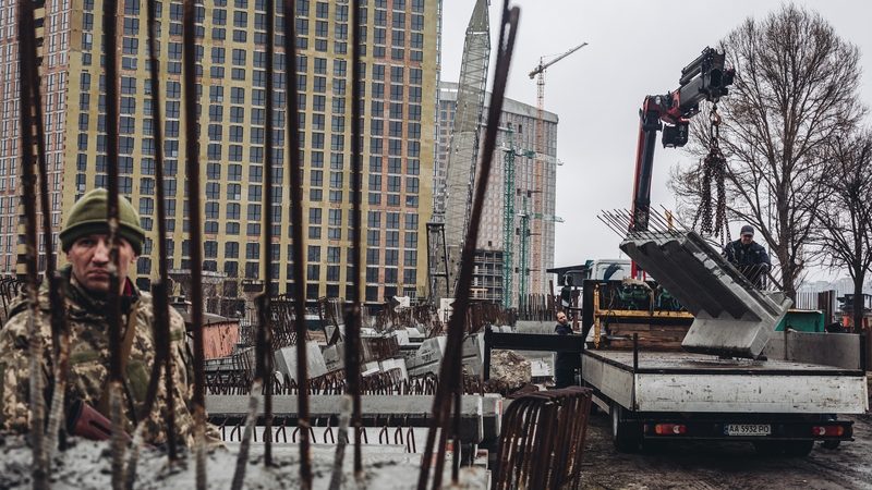 Preparing Kyiv for the Russian assault. Photo: Getty Images