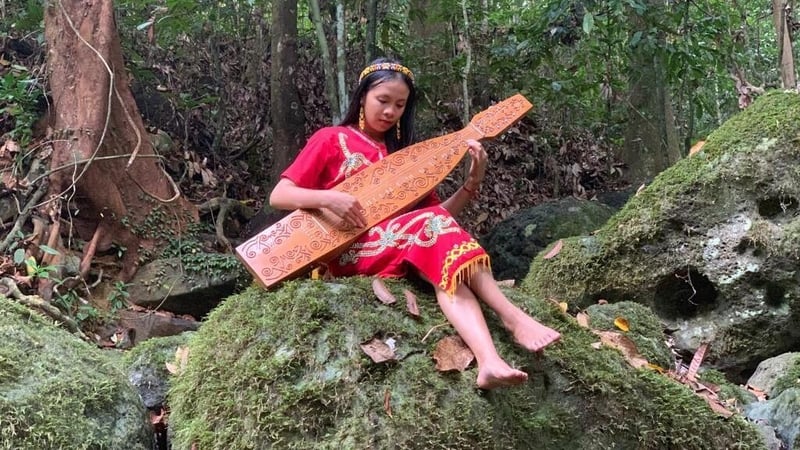 Delly is a renowned sapé musician from Borneo (Pics: David Metcalf)