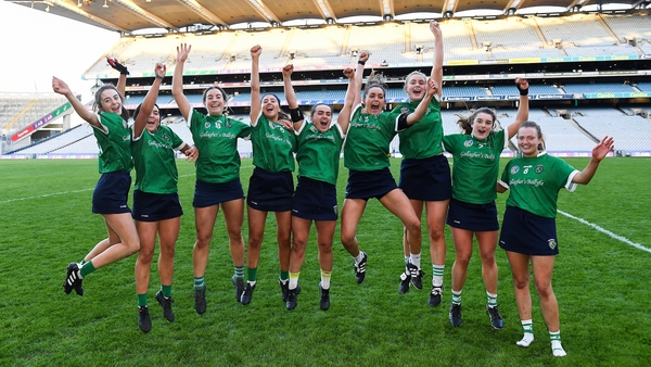Cora Kenny, Shannon Corcoran, Rachel Murray, Tara Kenny, Siobhán McGrath, Orlaith McGrath, Maria Cooney, Joanne Daly, and Clodagh McGrath celebrate Sarsfields' victory
