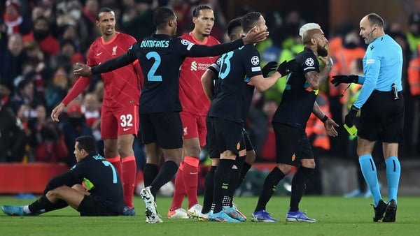 Inter Milan players protest to referee Antonio Mateu Lahoz after Alexis Sanchez's dismissal.