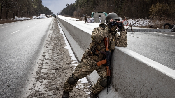 Saighdiúir Úcránach san airdeall ar an namhaid i limistéar Vinnytsia