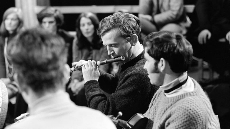 Séamus Mac Mathúna performs on a traditional music programme 'Ag Déanamh Ceoil in 1971/1972 (RTÉ Stills Library)
