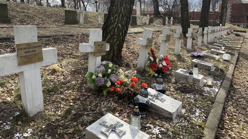 Graves at the Rotunda monument
