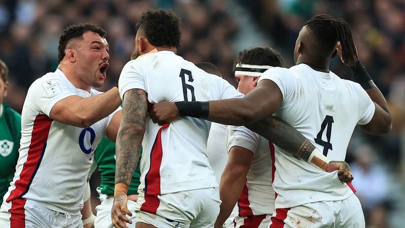 Ellis Genge (l) celebrates as England win another scrum