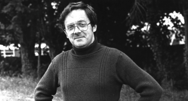 Féach siar ar Chloch le Carn ar Dhonncha Ó Dúlaing