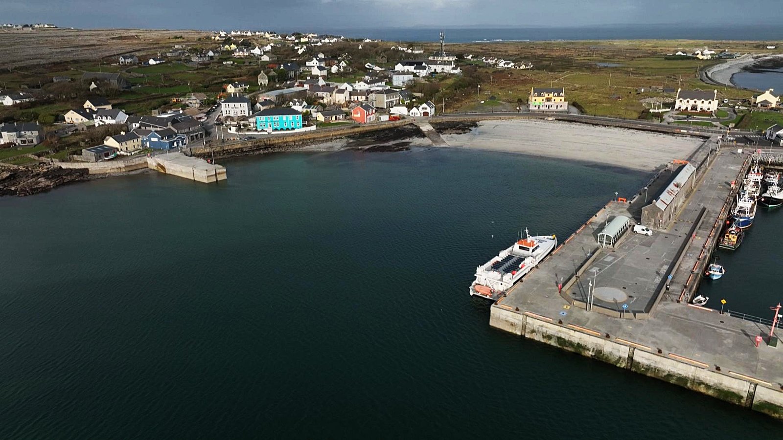 A part of the village of Cill Rónáin, known locally as "the Pit", contains overflowing sewage