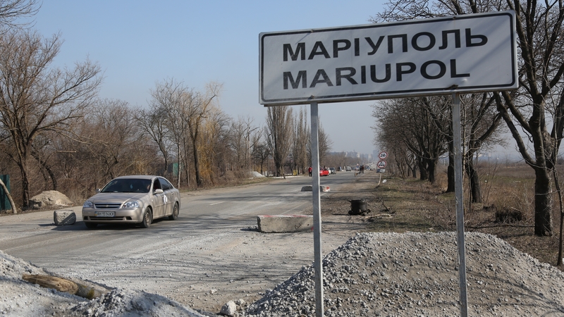 Imní go bhfuil 300 maraithe in ionsaí ar amharclann i Mariupol