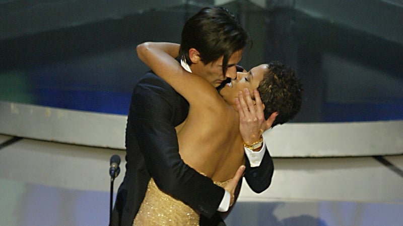 Adrien Brody kissed Halle Berry at the 2003 Oscars