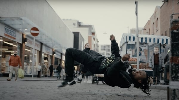 Tobi Omoteso dancing on Moore Street, Dublin (Image: Jacek Snochowski)