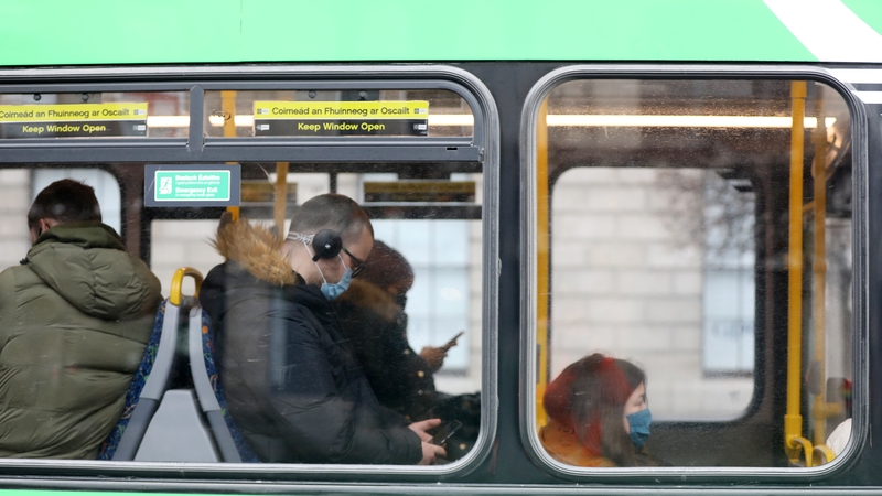 Passengers with and without face masks on a bus in Dublin (Rollingnews.ie)