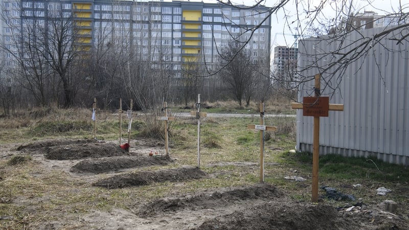 Sibhialtaigh curtha gan searmanas i mbaile Bucha, 4 Aibreán 2022