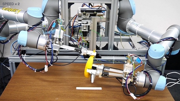 The robot peels bananas without squashing the fruit inside.
Courtesy: ISI (Kuniyoshi) Lab., School of Info. Sci & Tech., The University of Tokyo