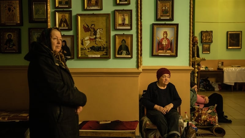 Ar foscadh i lusca séipéil, Kharkiv, 4 Aibreán 2022