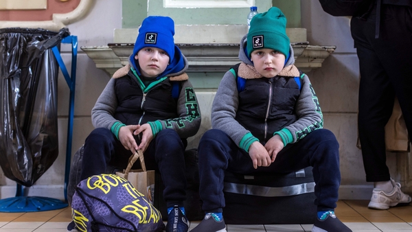 Artur agus Dawid, cúpla sé bliana d'aois as Odesa san Úcráin, ag stáisiún traenach Przemysl sa Pholainn, 6 Aibreán 2022