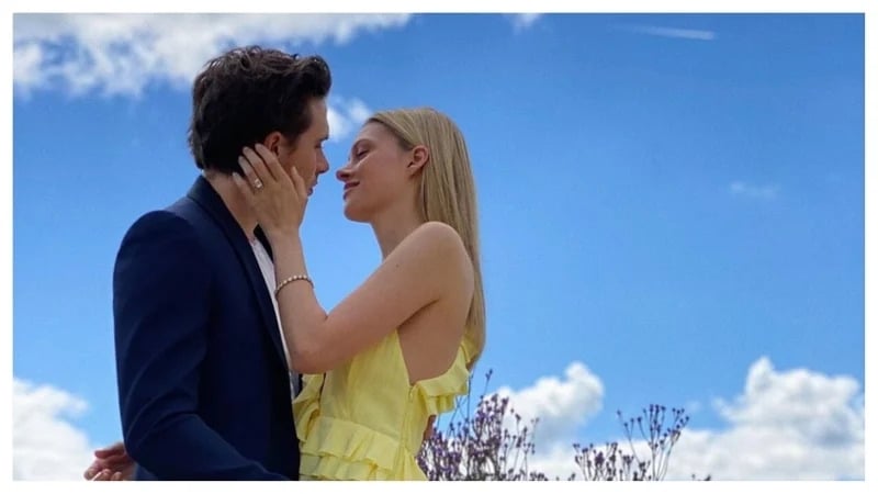 The happy couple: © Brooklyn Beckham Instagram.