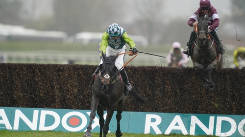 Clan Des Obeaux winning the Aintree Bowl in 2022