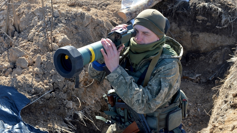 Saighdiúir Úcránach le teilgeoir roicéad fritancanna, Kharkiv