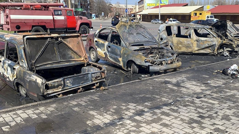 Stáisiún traenach Kramatorsk tar éis an ionsuithe.