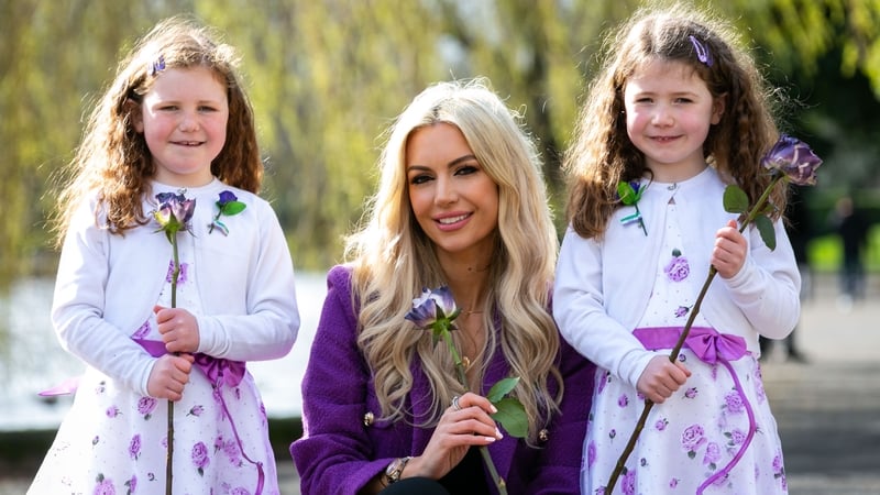 Caoimhe agus Fiadh Ní Lúing i gcuideachta an mhaincín Rosanna Davison.
