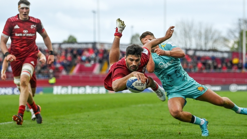 Damian de Allende dives over for Munster's second try