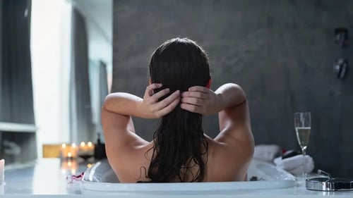 Katie Wright asks hair experts whether it's ok to shampoo in the tub.