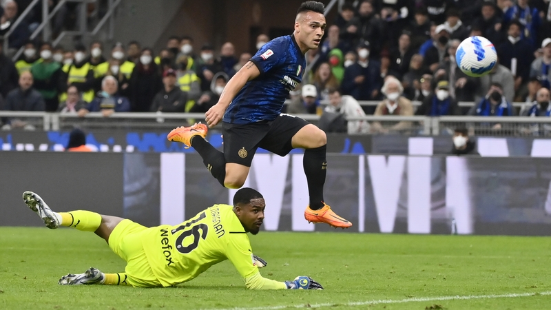 Lautaro Martinez beats AC Milan keeper Mike Maignan