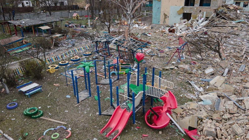 Naíonra i mbaile Makariv atá 72 ciliméadar siar ó Chív, 19 Aibreán 2022