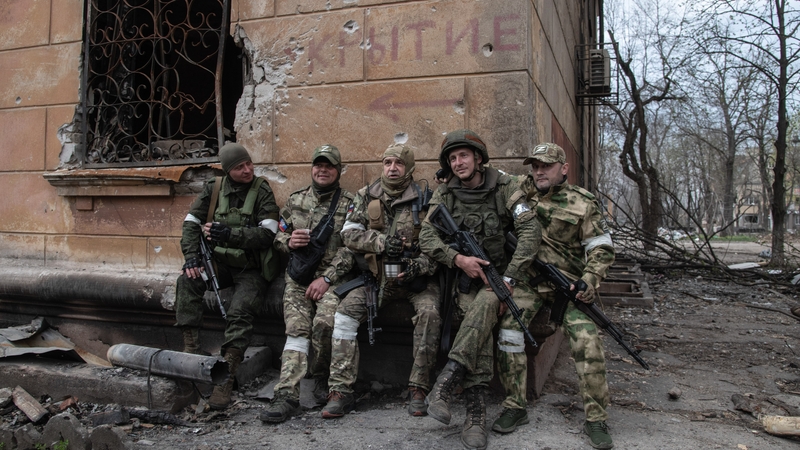 Sos á cheapadh ag saighdiúirí Rúiseacha 500 méadar ó mhonarcha Azovstal, Mariupol,18 Aibreán 2022